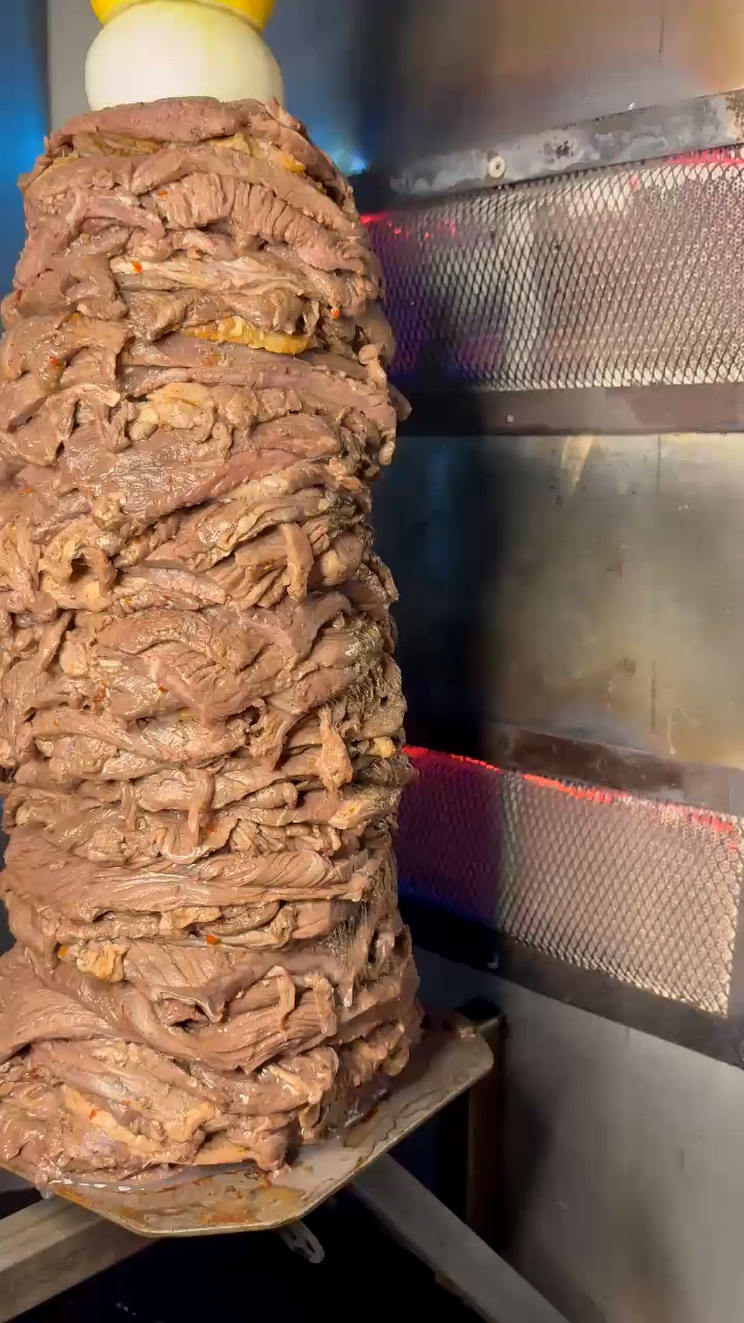 Trompo de shawarma de carne asándose al spiedo en Fagú